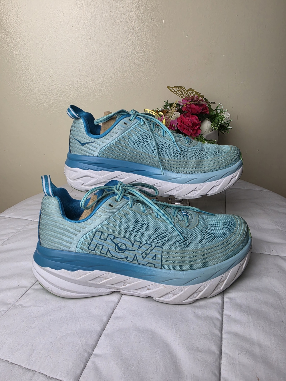 Hoka One One Bondi 6 Women's Light Teal and Aqua Size 8